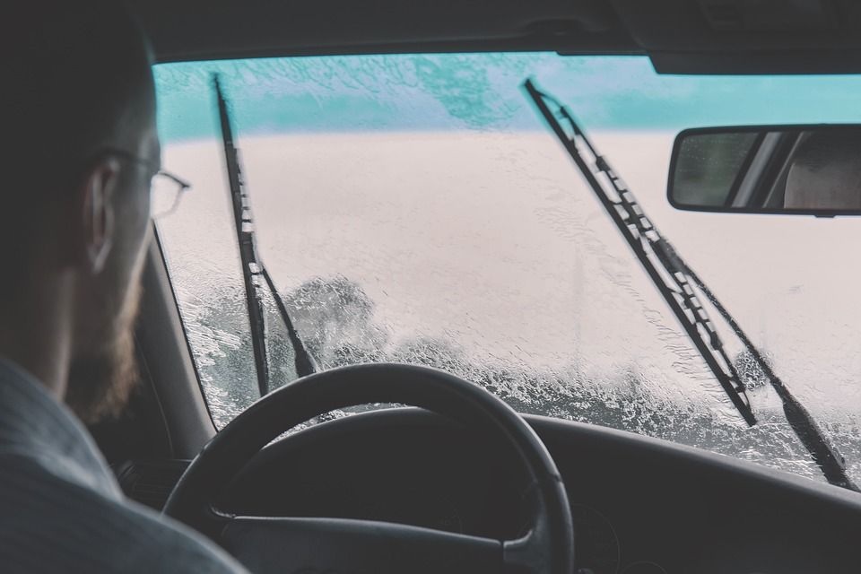 Bezpieczna jazda w deszcz - wycieraczki jak klucz do dobrej widoczności