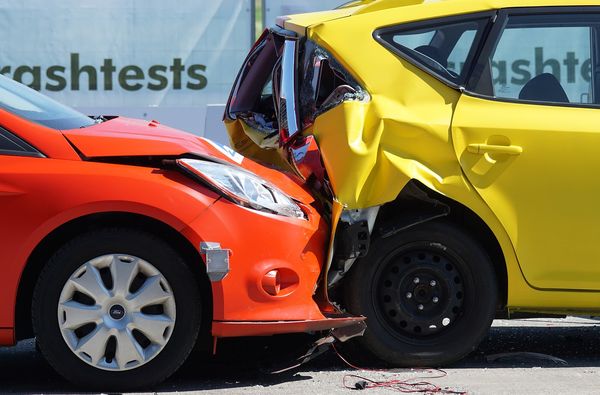 Usługi rzeczoznawcze po wypadku samochodowym - kiedy warto z nich skorzystać?